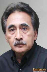Sophan Sophiaan as Ayah Yeyen in Anak Yatim 1973