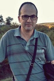Alberto Noriega as Policía recepcionista in El hijo del hombre perseguido por un O.V.N.I. 2020