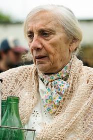 Florencia Wermus as Doña Dora in The Death walks in the Fields 
