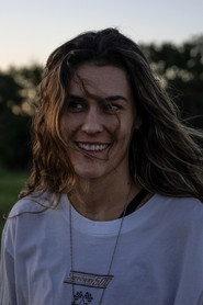 Luisa Cação as Recepcionista in Barbed Wire 2025