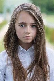 Amélia Lacquemant as Anne in Sisterhood 2024