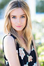 Lisa Chamberlain as Lolo in Souvenirs 2021