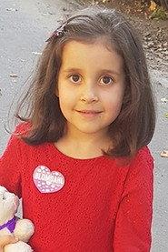 Lena Hamouda as Lena (child) in Supersisters 2024