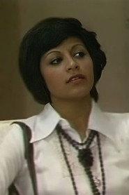 Ahlam Mubarak as لطيفة in Samet Sons 1975