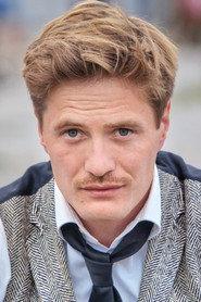 Jeroen Engelsman as Henrik in Rosas en la arena 2021