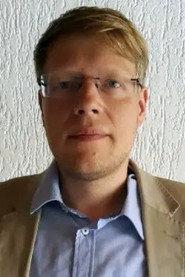 Christian Skibinski as Trauergast in Electric Girl 2019