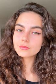 Güneş Şensoy as Lale in Mustang 2015