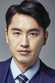 Moon Jung-woong as Dong-jo in Mirage 2012