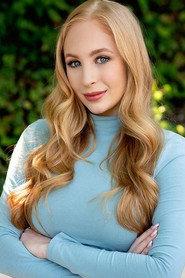 Elizabeth Stanton as Self in Christmas Around the World 2021
