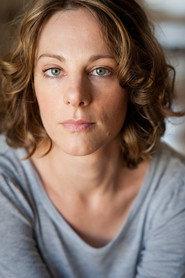Julia Eder as Sonja Bierbichler in Was machen Frauen morgens um halb vier? 2012