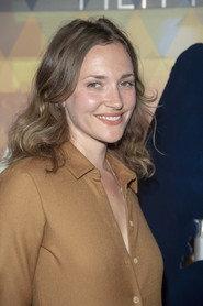 Eve Van Dyke as Elle in Lost It 