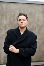 Izabella Radić as Ella in Verlass mich nicht 2022