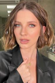 Vitória Pupin as Bianca in I Can See You Now 2023