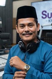 Halim Othman as DJ radio in Idola 2002