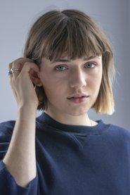 Jade Charbonneau as Manon in Manon aime le hockey 2017