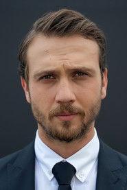 Aras Bulut İynemli as Memo in Miracle in Cell No. 7 2019