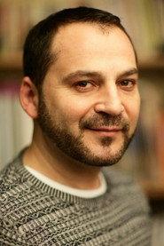 Teoman Mermutlu as Sunucu in Strawberry Cake 2000