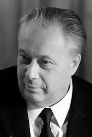Nikolai Ozerov as Евгений Карычев, спортивный репортёр in White Queen's Move 1972