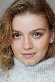 Bella DeLong as Carrie in Don't Turn Out the Lights 2024