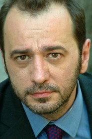 Aldo Vinci as Padre di Alex in Zeta: Una Storia Hip-Hop 2016