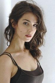Stella Egitto as Linda in Tu mi nascondi qualcosa 2018