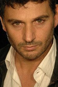 Leandro Amato as Alberto in Una commedia pericolosa 2023