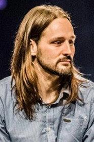 Serwan Melk as Atomic Pixel Master in Les Descartomanciens 2018