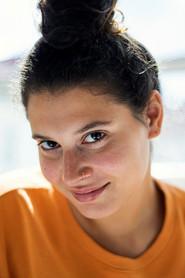 Manal Raga'a Sabit as Saya in Drei Kameradinnen