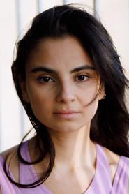 Bayan Layla as Kashi in Drei Kameradinnen