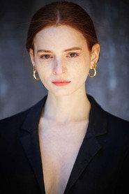 Dana Giuliano as Sofia in Qui staremo benissimo 2025