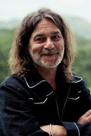 Quique González as Compositor in Coleccionistas 