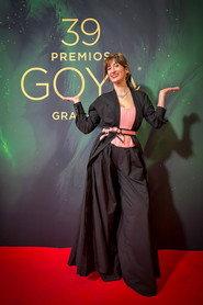 Amada Santos as Lola in Camino de la suerte 2023
