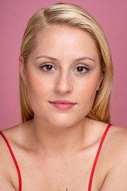Lola Segura as Rebeca in Amores en Zarza 2021