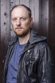 Steffen Will as Herr Esser in Eher fliegen hier UFOs 2023