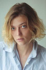 Léa Rostain as Tess in Man Up! 2019