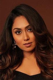Sreethu Krishnan as Veera's potential bride in Iruttu Araiyil Murattu Kuthu 2018
