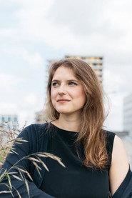 Paloma Moritz as Self : Journaliste écologie, politique et société in France 2100, le pourquoi du comment 2026