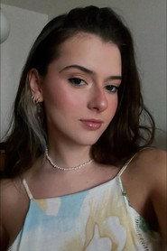 Ana Luiza Forner as Friend 2 in Days I Didn't Forget 2023