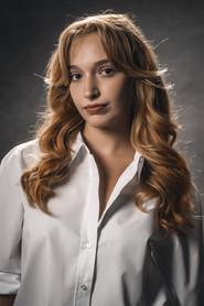 Bárbara Romero as Isabel in Una Corona de Flores 2025