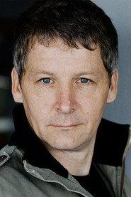 Gernot Schmidt as Sachbearbeiter in Der Nesthocker 2018