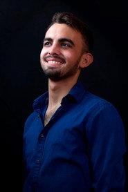 Diego Velázquez as Julio in Desde las sombras 2024