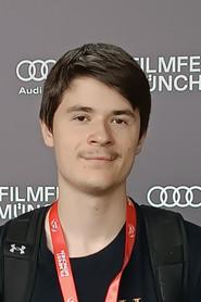 Sam Werner as Hotline-Vertreter von Chronos Pills GmbH in !efliH 2026