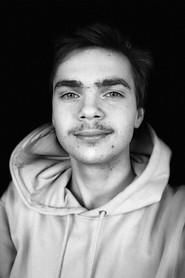 Hugo Peter as Ted in Internet, fais-moi peur ! 2023