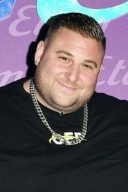 Nico Capone as Nico in Les Capone se marient 2023