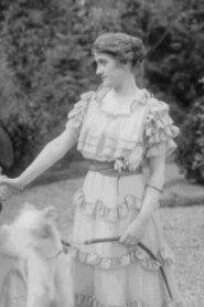 Annie Frenkel-Wesling as Gouvernante van freule de Grancé in Pro Domo 1918