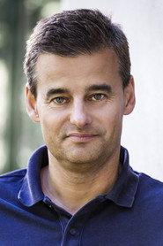 Wilfred Genee as Self - Host in De VI meestervoorspellers 2021