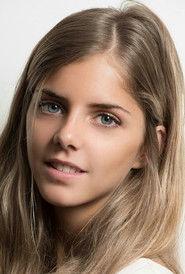 Lucía Díez as Elena in Facies 2022