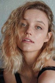 Kristen Raath as Tara in Future Tense