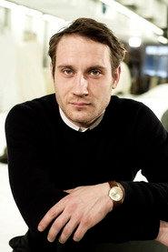 Sebastian Zimmler as Rico Neubarth in Das Licht in einem dunklen Haus 2022