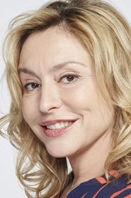 Jeanne Savary as Marjorie in En famille : Le mariage de l'ex 2016